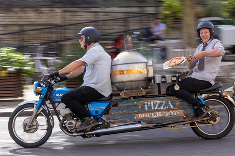Xe máy trang bị lò nướng pizza: Thú vị, nhưng cũng có vấn đề - Ảnh 1. YouTuber Colin Furze cho biết anh rất không thích pizza được giao đến chỉ còn âm ấm mà không nóng hổi như ăn ngay tại tiệm. Với mong muốn thay đổi điều này, anh quyết định biến xe máy thành lò nướng pizza di động, và trong video giới thiệu, anh tự tin đây sẽ là "cách thức ship pizza thời đại mới" - Ảnh: The Sun