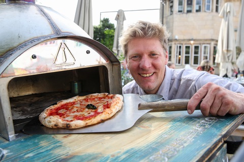 Xe máy trang bị lò nướng pizza: Thú vị, nhưng cũng có vấn đề - Ảnh 13. Anh hài lòng về bản độ, nhưng thừa nhận có nhược điểm lớn là không sử dụng được khi trời mưa - Ảnh: The Sun