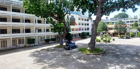 Trường đại học Khánh Hòa được sửa chữa sau gần 10 năm ‘mắc nạn’ Dewan- Ảnh 1. Một trong các khu nhà của Trường đại học Khánh Hòa đã xuống cấp, vừa được tỉnh chấp thuận đầu tư sửa chữa để đảm bảo an toàn - Ảnh: PHAN SÔNG NGÂN