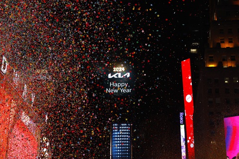 Hoa giấy bay ngập trời New York - Ảnh: AFP Hoa giấy bay ngập trời New York - Ảnh: AFP