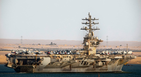 Tàu sân bay USS Eisenhower được nhìn thấy ở kênh đào Suez vào tháng 11-2023 - Ảnh: CNN Tàu sân bay USS Eisenhower được nhìn thấy ở kênh đào Suez vào tháng 11-2023 - Ảnh: CNN