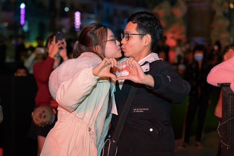 Trong không khí rộn ràng năm mới, những cái ôm yêu thương, những lời chúc với chan chứa hy vọng, may mắn và niềm hạnh phúc trọn vẹn đã được bày tỏ ngay tại không gian thơ mộng của Grand World Hà Nội. Ảnh: Đ.H Trong không khí rộn ràng năm mới, những cái ôm yêu thương, những lời chúc với chan chứa hy vọng, may mắn và niềm hạnh phúc trọn vẹn đã được bày tỏ ngay tại không gian thơ mộng của Grand World Hà Nội - Ảnh: Đ.H