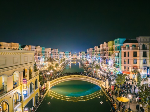 Điểm nhấn tại Grand World Hà Nội như 2 cây cầu Viva và Feliz, cầu Đông Tây, Vòng quay ngựa gỗ Carousel với kiến trúc và decor rực rỡ,… là loạt tọa độ “check – in” hàng đầu, bùng nổ mạng xã hội đêm qua. Ảnh: Đ.H Điểm nhấn tại Grand World Hà Nội như 2 cây cầu Viva và Feliz, cầu Đông Tây, Vòng quay ngựa gỗ Carousel với kiến trúc và decor rực rỡ,… là loạt tọa độ “check-in” hàng đầu, bùng nổ mạng xã hội đêm qua - Ảnh: Đ.H