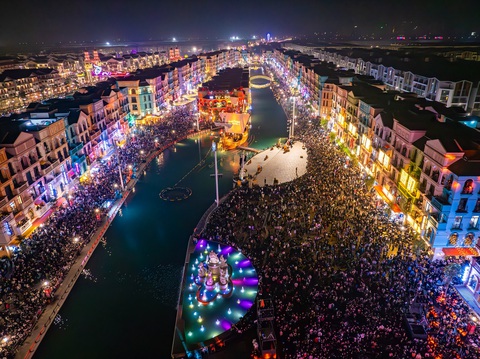 Năm nay là năm đầu tiên Grand World Hà Nội tổ chức bắn pháo hoa, chỉ sau khai trương đúng 10 ngày. Mặc dù 21h45 sự kiện mới diễn ra nhưng từ 18h, hàng trăm ngàn du khách đã đổ bộ Grand World Hà Nội để chào đón sự kiện. Ảnh: Đ.H Năm nay là năm đầu tiên Grand World Hà Nội tổ chức bắn pháo hoa, chỉ sau khai trương đúng 10 ngày. Mặc dù 21h45 sự kiện mới diễn ra nhưng từ 18h, hàng trăm ngàn du khách đã đổ bộ Grand World Hà Nội để chào đón sự kiện - Ảnh: Đ.H