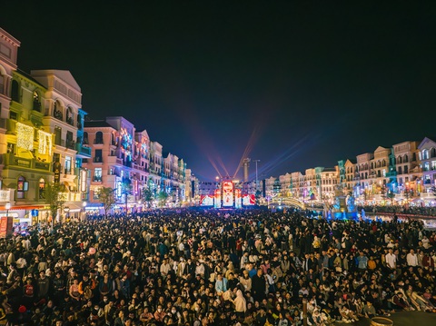 Hơn 400 gian hàng tại Grand World Hà Nội từ ẩm thực đến mua sắm vui chơi đông kín khách hàng. Các nhân viên làm việc hết công suất đáp ứng dòng người đổ về dự lễ hội countdown. Ảnh: Đ.H Hơn 400 gian hàng tại Grand World Hà Nội từ ẩm thực đến mua sắm vui chơi đông kín khách hàng. Các nhân viên làm việc hết công suất đáp ứng dòng người đổ về dự lễ hội countdown - Ảnh: Đ.H