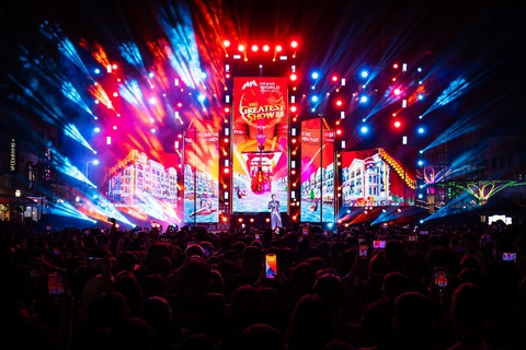Đại nhạc hội The Greatest Show gây ấn tượng với sân khấu hoành tráng, thiết kế khối 3D đặc biệt đem lại hiệu ứng đa góc nhìn cho khán giả. Vị trí sân khấu được đặt ngay bên cạnh bờ sông Venice, mang đến những góc nhìn đẹp nhất ra toàn cảnh khu vực show diễn The Grand Voyage và khu vực bắn pháo hoa. Ảnh: Đ.H Đại nhạc hội The Greatest Show gây ấn tượng với sân khấu hoành tráng, thiết kế khối 3D đặc biệt đem lại hiệu ứng đa góc nhìn cho khán giả. Vị trí sân khấu được đặt ngay bên cạnh bờ sông Venice, mang đến những góc nhìn đẹp nhất ra toàn cảnh khu vực show diễn The Grand Voyage và khu vực bắn pháo hoa - Ảnh: Đ.H
