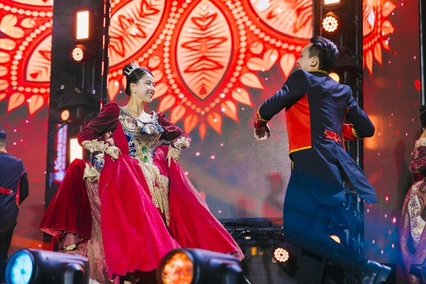 Điểm nổi bật của The Greatest Show tại Grand World Hà Nội còn phải kể đến những màn biểu diễn mang đậm dấu ấn nhạc kịch từ vũ đoàn Grand World như múa đương đại “Never Enough”, nhảy “Broadway Come Alive”, ca khúc chủ đề “The Greatest Show” huyền thoại “nức lòng” khán giả. Ảnh: Đ.H Điểm nổi bật của The Greatest Show tại Grand World Hà Nội còn phải kể đến những màn biểu diễn mang đậm dấu ấn nhạc kịch từ vũ đoàn Grand World như múa đương đại “Never Enough”, nhảy “Broadway Come Alive”, ca khúc chủ đề “The Greatest Show” huyền thoại “nức lòng” khán giả - Ảnh: Đ.H
