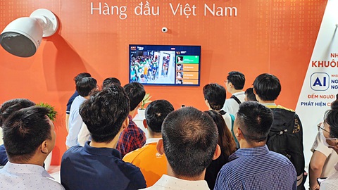 Người dùng trải nghiệm camera ứng dụng AI nhận diện khuôn mặt của FPT - Ảnh: ĐỨC THIỆN Người dùng trải nghiệm camera ứng dụng AI nhận diện khuôn mặt của FPT - Ảnh: ĐỨC THIỆN