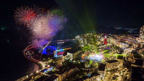 Du khách đổ về Sunset Town ngắm pháo hoa, 'đi chợ' đầu năm mới- Ảnh 7. Quán quân Vietnam Idol Hà An Huy mang chất riêng trong giọng hát và phong cách thời thượng tới sân khấu Countdown, chinh phục hoàn toàn các khán giả trẻ