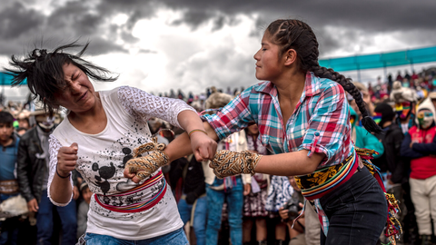 Mừng năm mới lạ ở Peru: Đánh nhau để cầu mong hòa bình- Ảnh 1. Người dân cổ vũ cho 2 chiến binh nữ tham gia cuộc chiến chào mừng năm mới - Ảnh: THE NEW YORK TIMES