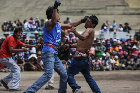 Mừng năm mới lạ ở Peru: Đánh nhau để cầu mong hòa bình- Ảnh 3. Một cặp đấu khác tại sự kiện - Ảnh: GETTY IMAGES