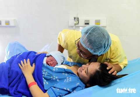 Chào đón công dân đầu tiên của năm mới 2024- Ảnh 1. Anh Phan Xuân Phú (TP Thủ Đức) vui mừng ngắm nhìn vợ và con trai vừa chào đời tại Bệnh viện Từ Dũ - Ảnh: DUYÊN PHAN