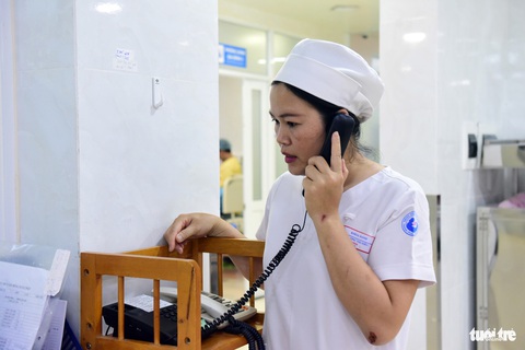 Chào đón công dân đầu tiên của năm mới 2024- Ảnh 4. Hộ sinh Dương Thị Diệu túc trực tại khoa sanh trong đêm giao thừa, chị cho biết năm nay chị trực cả hai giờ phút đặc biệt là Tết dương lịch và Tết Nguyên đán