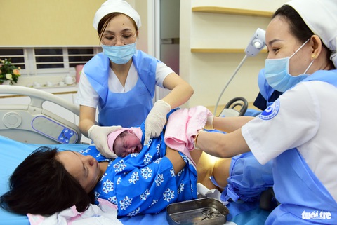 Chào đón công dân đầu tiên của năm mới 2024- Ảnh 6. Đúng 0h bé Linh Đan chào đời khỏe mạnh, khóc to