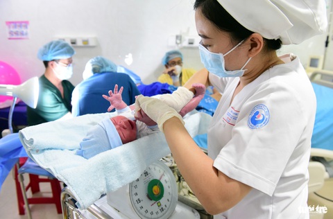 Chào đón công dân đầu tiên của năm mới 2024- Ảnh 7. Bé Phan Xuân Phúc chào đời khỏe mạnh, bình an đúng vào lúc 0h, nặng 3,4kg - Ảnh: DUYÊN PHAN