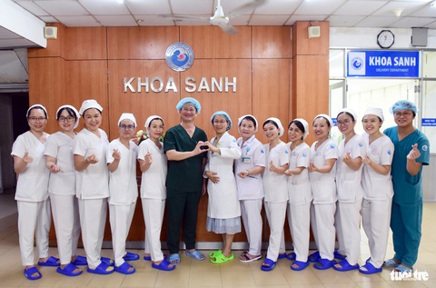 Chào đón công dân đầu tiên của năm mới 2024- Ảnh 10. Đội ngũ nhân viên y tế Bệnh viện Từ Dũ ghi lại khoảnh khắc làm việc đặc biệt của mình
