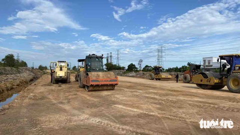 Giao thông TP.HCM và Đông Nam Bộ kỳ vọng đột phá trong năm mới- Ảnh 1. Thi công dự án cao tốc Bến Lức - Long Thành, một phần dự án vành đai 3 ở huyện Nhơn Trạch, Đồng Nai - Ảnh: TỰ TRUNG