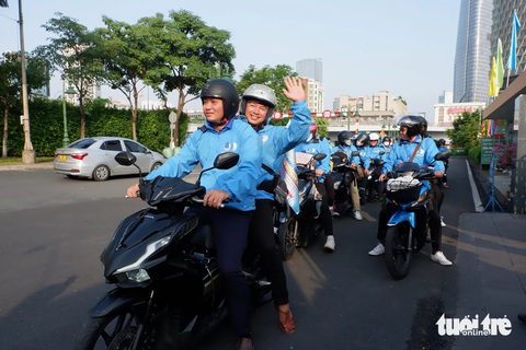 Khởi đầu năm mới bằng hành trình du khảo Tôi yêu Tổ quốc tôi- Ảnh 1. Đoàn du khảo xuất hành từ Bảo tàng Hồ Chí Minh chi nhánh TP.HCM - Ảnh: K.ANH