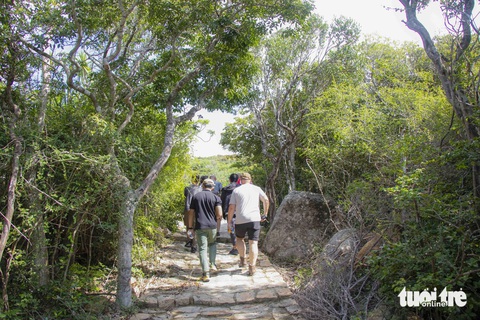 Mê mẩn vẻ đẹp hoang sơ trong Vườn quốc gia Núi Chúa- Ảnh 7. Đường lên điểm du lịch ao hồ đá vách đã được Ban quản lý Vườn quốc gia Núi Chúa đầu tư xây dựng, đi lại thuận tiện - Ảnh: DUY NGỌC