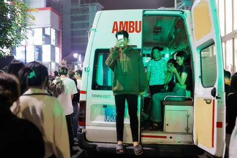 Nhiều bạn trẻ ngất xỉu khi chen xem nhạc hội chào năm mới ở Huế- Ảnh 2. Sau khi được chăm sóc y tế, nhiều bạn trẻ đã khỏe lại bình thường, tiếp tục tham gia đêm nhạc hội - Ảnh: LÊ HUY HOÀNG HẢI