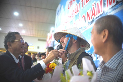 Ông Trần Văn Thanh - giám đốc Sở Du lịch tỉnh Bình Định tặng hoa và quà cho du khách nước ngoài đầu tiên đến với Bình Định vào năm 2024 - Ảnh: LÂM THIÊN Ông Trần Văn Thanh - giám đốc Sở Du lịch tỉnh Bình Định - tặng hoa và quà cho du khách nước ngoài đầu tiên xông đất Bình Định năm 2024 - Ảnh: LÂM THIÊN