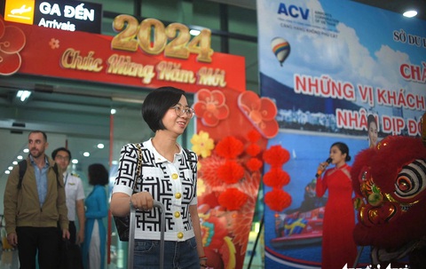 Những du khách đầu tiên đặt chân lên đất Bình Định vào năm 2024 - Ảnh: LÂM THIÊN Những du khách đầu tiên đặt chân lên đất Bình Định vào năm 2024 - Ảnh: LÂM THIÊN