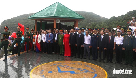 Lãnh đạo tỉnh Phú Yên cùng đông đảo người dân, du khách dự lễ chào cờ tại Mũi Điện - Ảnh: NGUYỄN HOÀNG Lãnh đạo tỉnh Phú Yên cùng đông đảo người dân, du khách dự lễ chào cờ tại Mũi Điện - Ảnh: NGUYỄN HOÀNG