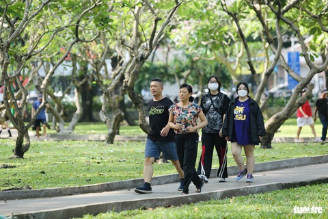 TP.HCM nắng đẹp, bình yên ngày đầu năm mới- Ảnh 9. Tiết trời mát mẻ, người dân thức dậy sớm chạy bộ, tận hưởng không khí năm mới - Ảnh: PHƯƠNG QUYÊN