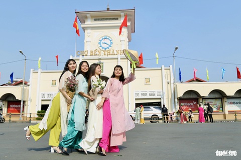 TP.HCM nắng đẹp, bình yên ngày đầu năm mới- Ảnh 14. Nhóm bạn của Linh (bìa phải) đầu tư phụ kiện, hoa tươi cùng nhau đến chợ Bến Thành thực hiện bộ ảnh chào xuân lung linh - Ảnh: PHƯƠNG QUYÊN