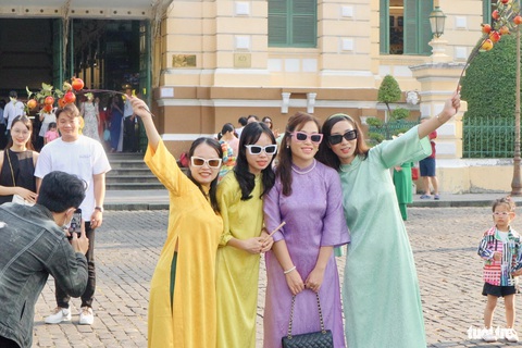 TP.HCM nắng đẹp, bình yên ngày đầu năm mới- Ảnh 16. Trước Bưu điện TP.HCM, nhiều người dân cũng đến sớm để cùng nhau check-in - Ảnh: KHÁNH HUYỀN