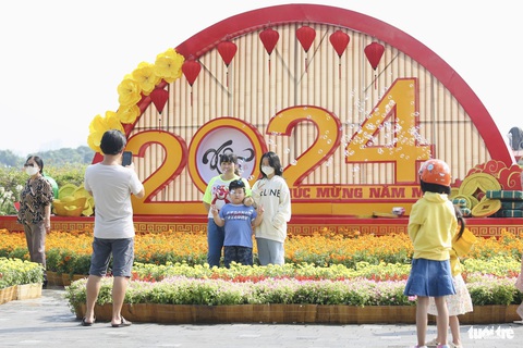 TP.HCM nắng đẹp, bình yên ngày đầu năm mới- Ảnh 17. Những ngày này, thành phố cũng bắt đầu khoác lên mình chiếc áo mới, rạng rỡ cờ, hoa để chào năm mới - Ảnh: KHÁNH HUYỀN