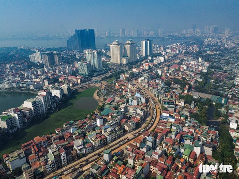 Nhếch nhác đường lên thủ phủ hoa Tết ở Hà Nội- Ảnh 1. Dự án mở rộng đường Âu Cơ kéo dài từ nút giao Yên Phụ tới cầu Nhật Tân, dự án chạy qua nhiều làng trồng hoa Tết - Ảnh: HỒNG QUANG