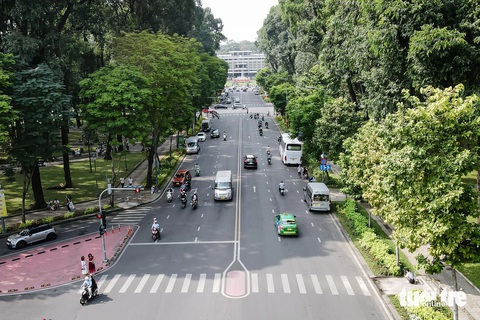 TP.HCM nắng đẹp, bình yên ngày đầu năm mới- Ảnh 1. Đường Lê Duẩn (quận 1) xanh mát ngày đầu năm 2024 - Ảnh: PHƯƠNG NHI