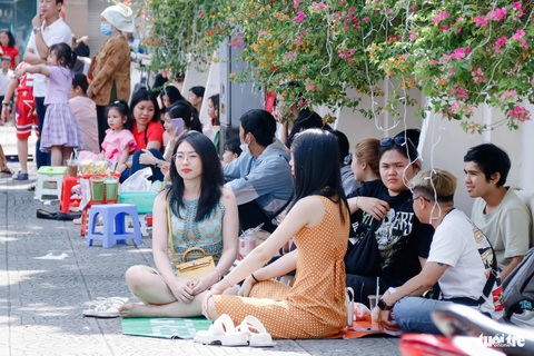 TP.HCM nắng đẹp, bình yên ngày đầu năm mới- Ảnh 8. Nhiều bạn trẻ chọn đi cà phê bệt sáng đầu năm 2024 - Ảnh: TIẾN QUỐC