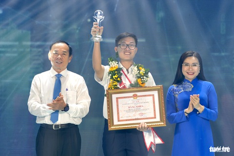 Tôn vinh 14 gương Công dân trẻ tiêu biểu TP.HCM năm 2023- Ảnh 2. Bí thư Thành ủy TP.HCM Nguyễn Văn Nên và Bí thư Trung ương Đoàn Nguyễn Phạm Duy Trang (bìa phải) trao tuyên dương đến các gương Công dân trẻ tiêu biểu TP.HCM năm 2023 - Ảnh: HỮU HẠNH