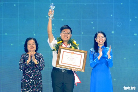 Tôn vinh 14 gương Công dân trẻ tiêu biểu TP.HCM năm 2023- Ảnh 5. Bí thư Thành Đoàn TP.HCM Phan Thị Thanh Phương (bìa phải) cùng nguyên Phó chủ tịch nước Trương Mỹ Hoa trao tuyên dương các gương công dân trẻ tiêu biểu năm 2023 - Ảnh: HỮU HẠNH