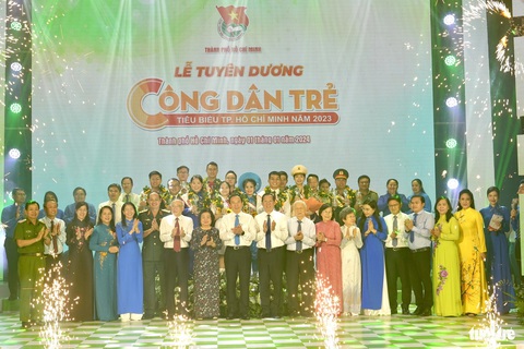 Tôn vinh 14 gương Công dân trẻ tiêu biểu TP.HCM năm 2023- Ảnh 6. Lãnh đạo chúc mừng các gương Công dân trẻ tiêu biểu TP.HCM năm 2023 - Ảnh: HỮU HẠNH