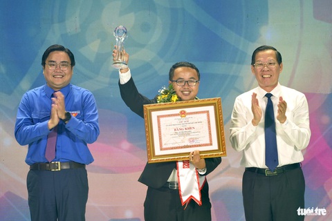 Tôn vinh 14 gương Công dân trẻ tiêu biểu TP.HCM năm 2023- Ảnh 8. Chủ tịch UBND TP.HCM Phan Văn Mãi (bìa phải) trao tuyên dương đến các gương Công dân trẻ tiêu biểu TP.HCM năm 2023 - Ảnh: HỮU HẠNH