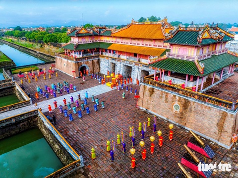 Tái hiện lễ ban sóc thời nhà Nguyễn- Ảnh 1. Lễ ban sóc dưới triều Nguyễn được tái hiện vào ngày đầu năm mới 2024 tại Huế - Ảnh: LÊ ĐÌNH HOÀNG