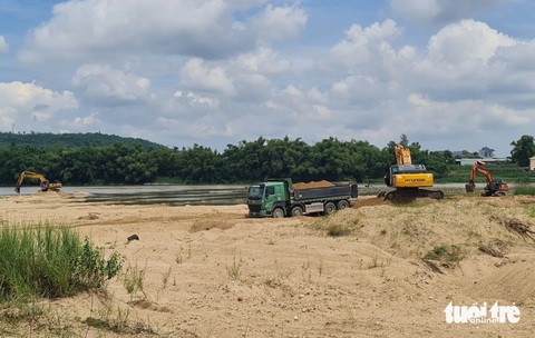 Sau 3 tháng không cần khai giá cát, Quảng Ngãi kiểm soát chặt lại- Ảnh 1. Cát xây dựng ở Quảng Ngãi rất dồi dào - Ảnh: TRẦN MAI