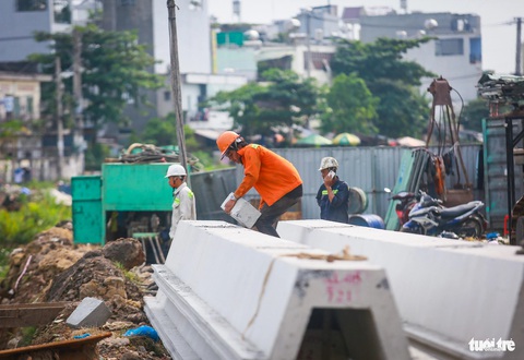 Trên công trường cải tạo kênh dài nhất TP.HCM ngày đầu năm 2024- Ảnh 6. Dù đang là ngày nghỉ lễ, công trường vẫn rộn ràng tiếng máy móc. Việc thi công trong năm 2024 sẽ được đẩy mạnh, thậm chí cố gắng vượt tiến độ để công trình đưa vào sử dụng dịp 30-4-2025 - Ảnh: LÊ PHAN