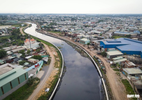 Trên công trường cải tạo kênh dài nhất TP.HCM ngày đầu năm 2024- Ảnh 12. Gói thầu XL3 cơ bản đã hoàn thành kè bờ, tương lai đường giao thông sẽ chạy dọc theo kênh. Có đường sá đẹp đẽ, kênh xanh trong, đời sống người dân khu vực sẽ được nâng chất lượng hơn - Ảnh: CHÂU TUẤN