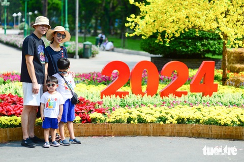 Khách quốc tế đến TP.HCM đầu năm 2024 tăng mạnh- Ảnh 1. Du khách Hàn Quốc chụp ảnh kỷ niệm 2024 tại công viên Lê Văn Tám, quận 1, TP.HCM dịp Tết dương lịch - Ảnh: QUANG ĐỊNH