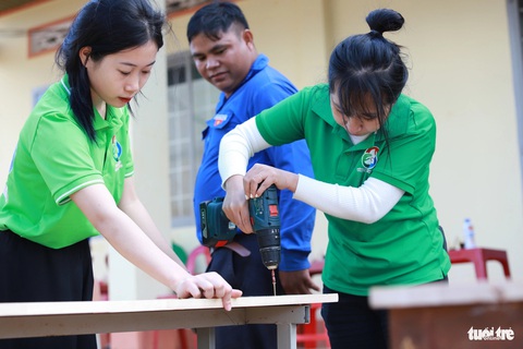 Nhiều tình nguyện viên là học sinh cũng làm thợ cơ khí, sửa bàn ghế cho học sinh - Ảnh: MINH PHƯƠNG Nhiều tình nguyện viên là học sinh cũng làm thợ sửa bàn ghế cho học sinh - Ảnh: MINH PHƯƠNG