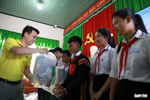 Anh Trương Duy Phương - giám đốc bán hàng khu vực Bách hóa xanh Đắk Lắk trao quà cho các cháu học sinh có hoàn cảnh khó khăn - Ảnh: TRUNG TÂN Anh Trương Duy Phương - giám đốc bán hàng khu vực Bách hóa xanh Đắk Lắk - trao quà cho các cháu học sinh có hoàn cảnh khó khăn - Ảnh: TRUNG TÂN