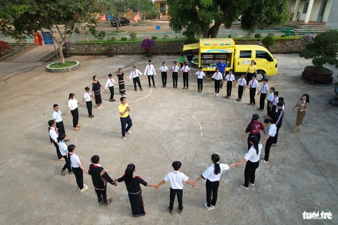 Thư viện mùa xuân của anh Phạm Thanh Tuấn cũng giúp thêm niềm vui cho các em học sinh - Ảnh: TRUNG TÂN Thư viện mùa xuân của anh Phạm Thanh Tuấn cũng giúp thêm niềm vui cho các em học sinh - Ảnh: TRUNG TÂN