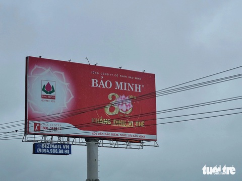 Ngắc ngoải bảng quảng cáo lớn dọc quốc lộ ở Quảng Nam- Ảnh 2. Nhiều năm qua hình thức quảng cáo lớn ngoài trời đã tiếp cận được lượng lớn người dân địa phương và du khách trên đường - Ảnh: TRƯỜNG TRUNG