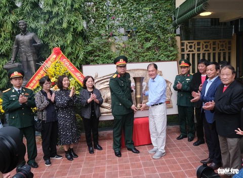 Chuyện kể về vị đại tướng đặt nền móng cho thể thao quân đội- Ảnh 2. Đại diện gia đình và Bảo tàng Đại tướng Nguyễn Chí Thanh nhận bức phù điêu chân dung kèm theo lời căn dặn của Đại tướng và chiếc cúp dành cho đội Thể Công - đội nhất bóng đá A1 toàn quốc năm 1981 - Ảnh: HÀ THANH