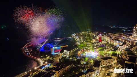 Tour đảo Phú Quốc hút khách dịp Tết dương lịch 2024- Ảnh 2. Chương trình countdown 2024 bên Cầu Hôn ở Phú Quốc đã thu hút hàng ngàn du khách đến tham quan - Ảnh: H.T.