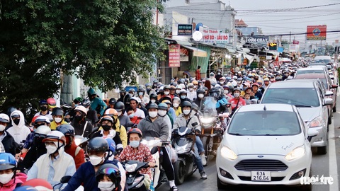 Kẹt xe khi trở lại TP.HCM, tài xế phải kêu phở ăn lúc chờ qua phà Cát Lái- Ảnh 6. Đỉnh điểm, có lúc đoàn xe nối đuôi nhau kéo dài hơn 3km - Ảnh: TIẾN QUỐC